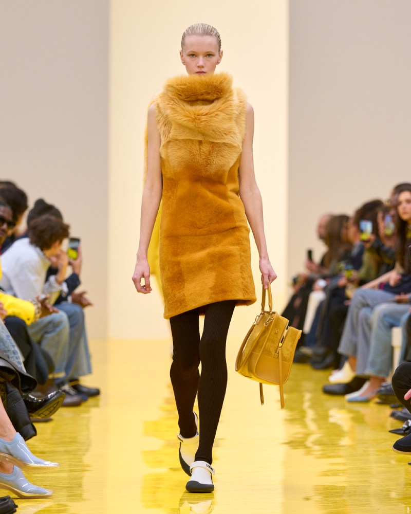 Loewe profundiza en su lo experimental y alegre para fw26