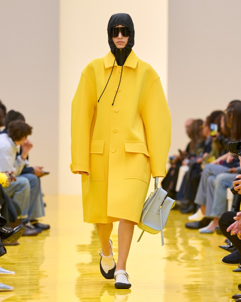 Loewe profundiza en su lo experimental y alegre para fw26