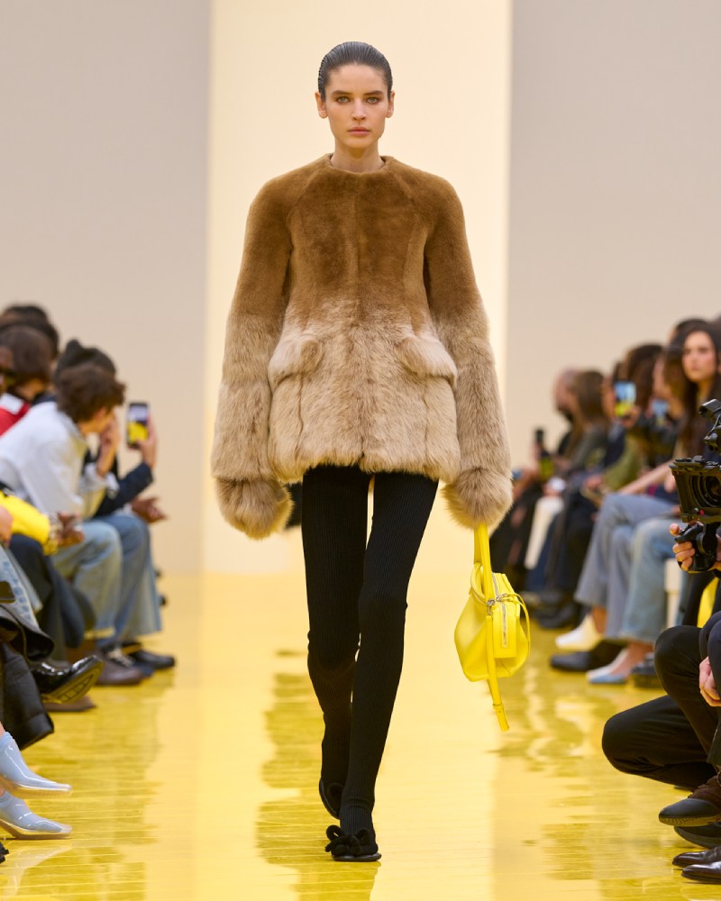 Loewe profundiza en su lo experimental y alegre para fw26