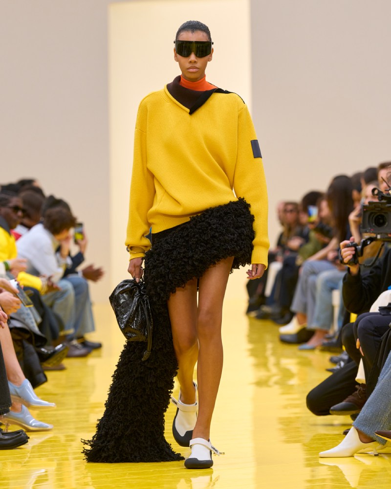 Loewe profundiza en su lo experimental y alegre para fw26