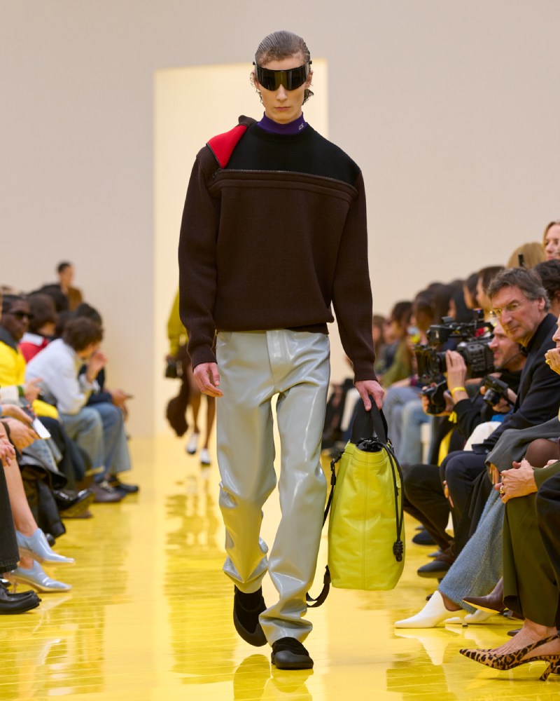 Loewe profundiza en su lo experimental y alegre para fw26