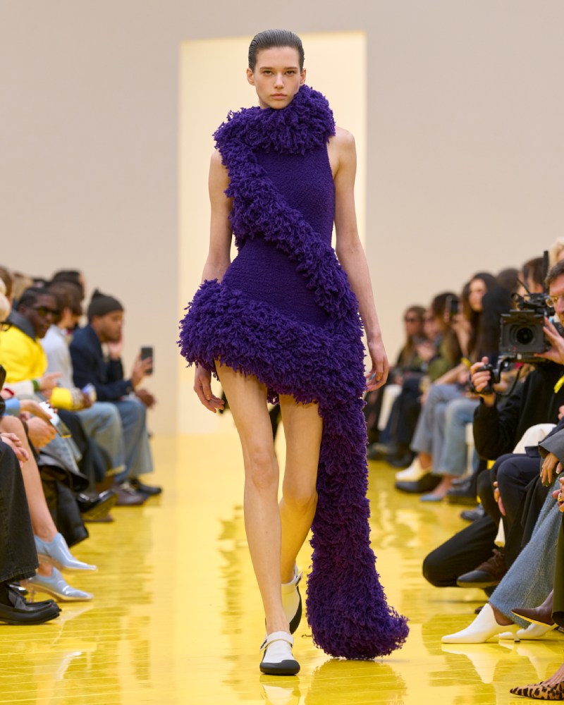 Loewe profundiza en su lo experimental y alegre para fw26