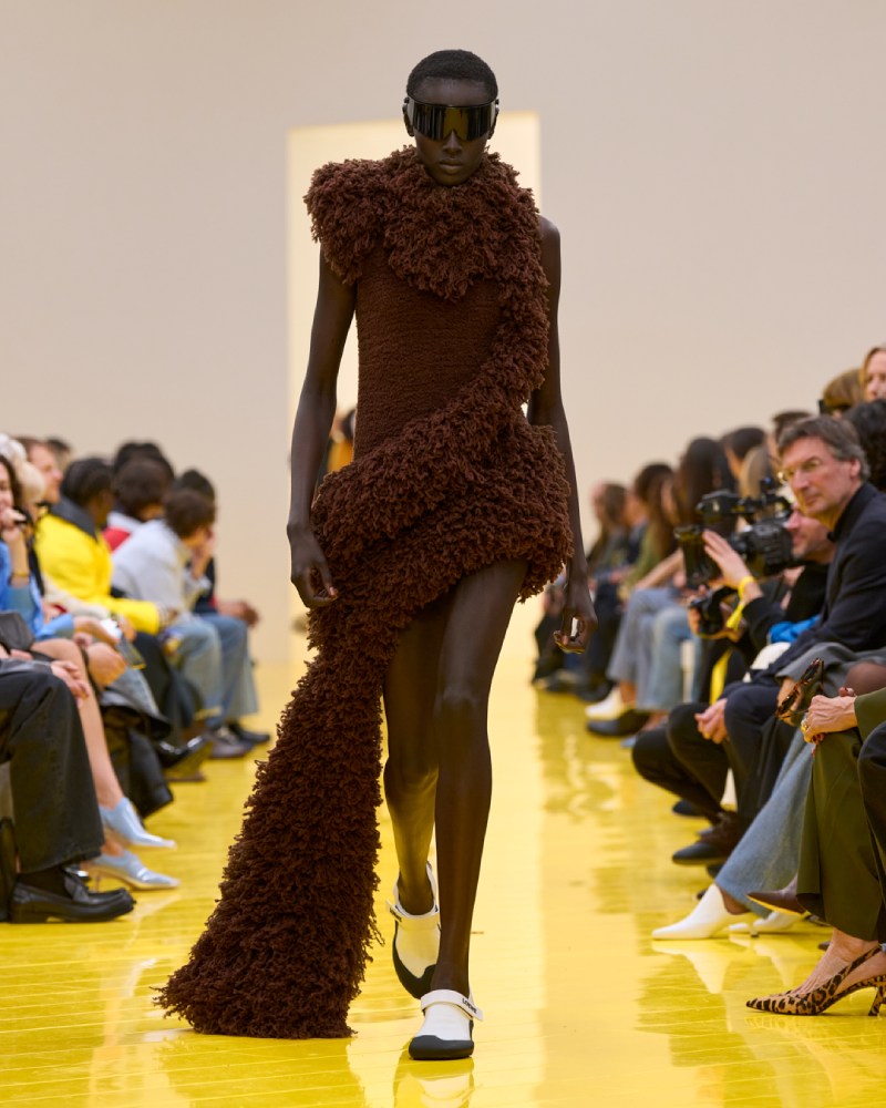 Loewe profundiza en su lo experimental y alegre para fw26