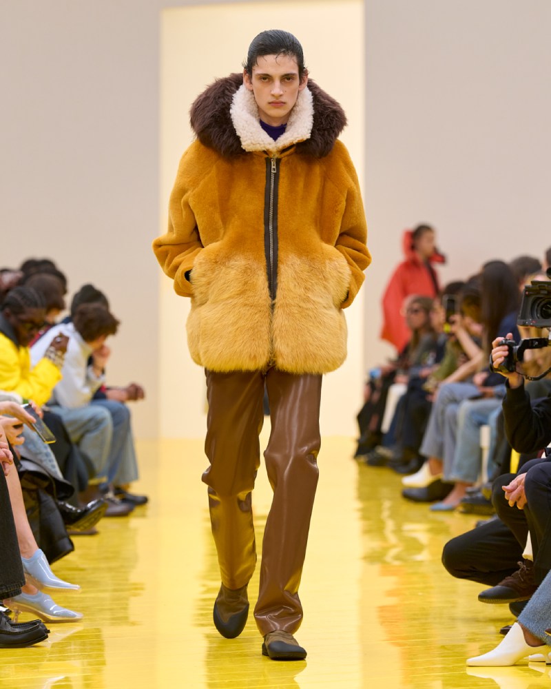 Loewe profundiza en su lo experimental y alegre para fw26