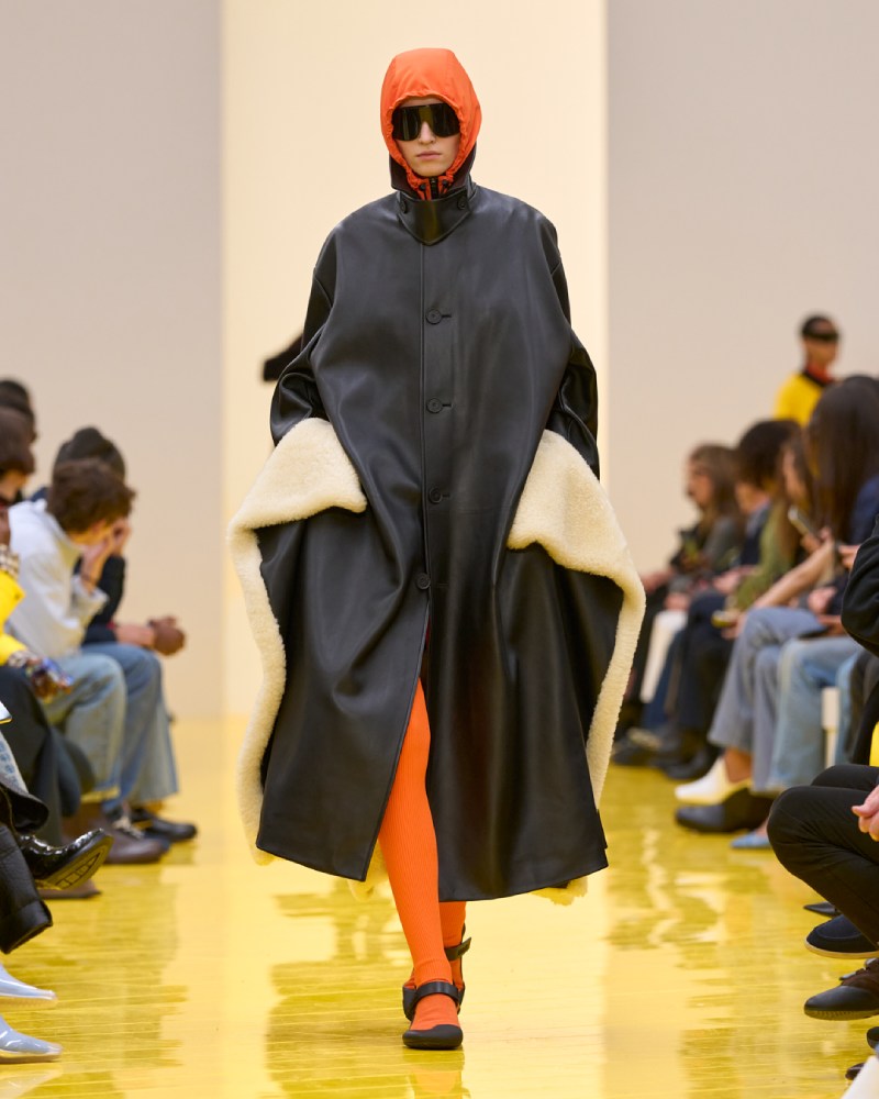 Loewe profundiza en su lo experimental y alegre para fw26