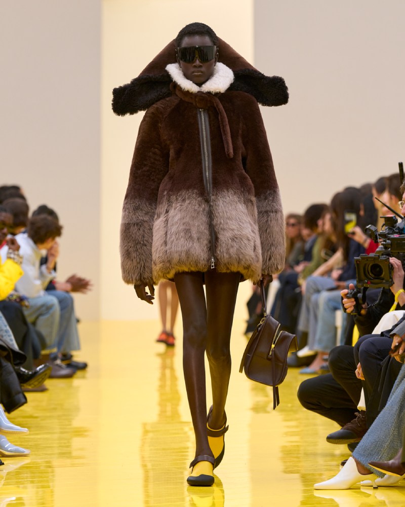 Loewe profundiza en su lo experimental y alegre para fw26