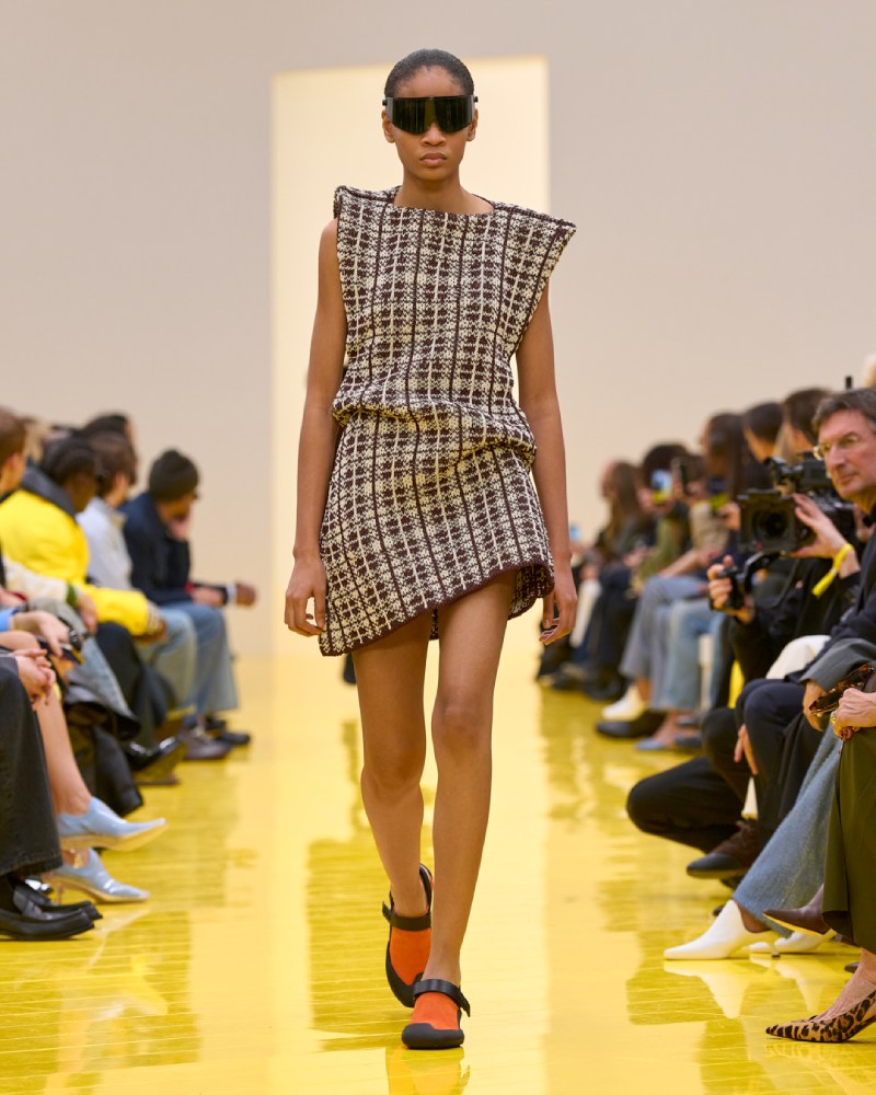Loewe profundiza en su lo experimental y alegre para fw26