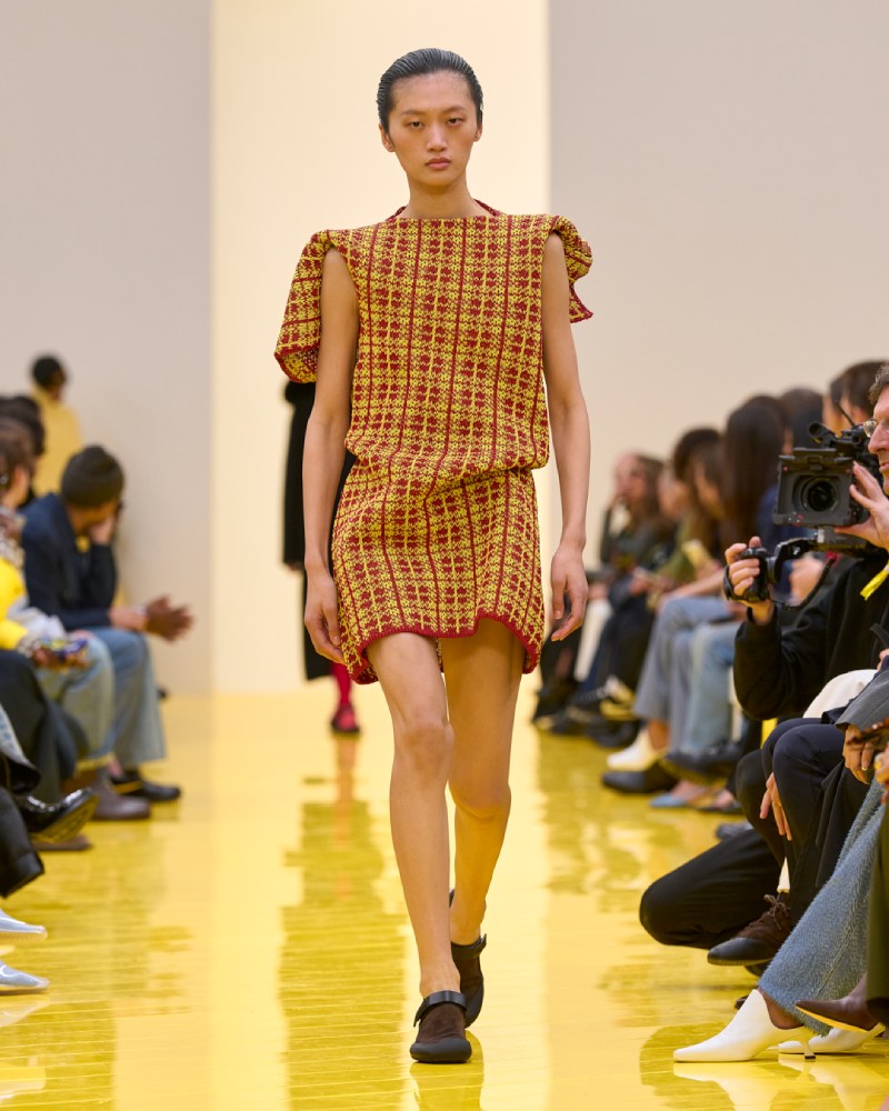 Loewe profundiza en su lo experimental y alegre para fw26