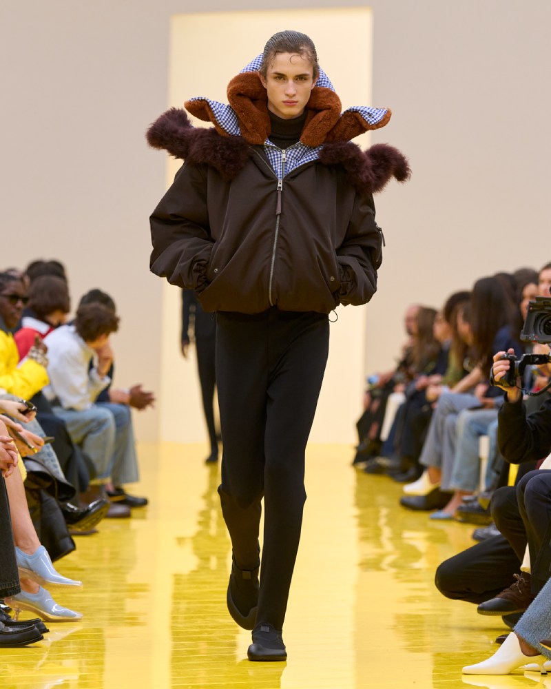 Loewe profundiza en su lo experimental y alegre para fw26