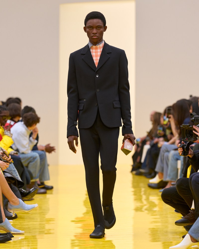 Loewe profundiza en su lo experimental y alegre para fw26