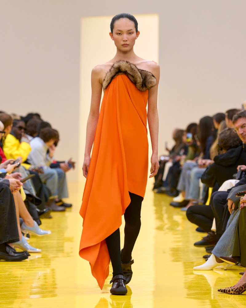 Loewe profundiza en su lo experimental y alegre para fw26