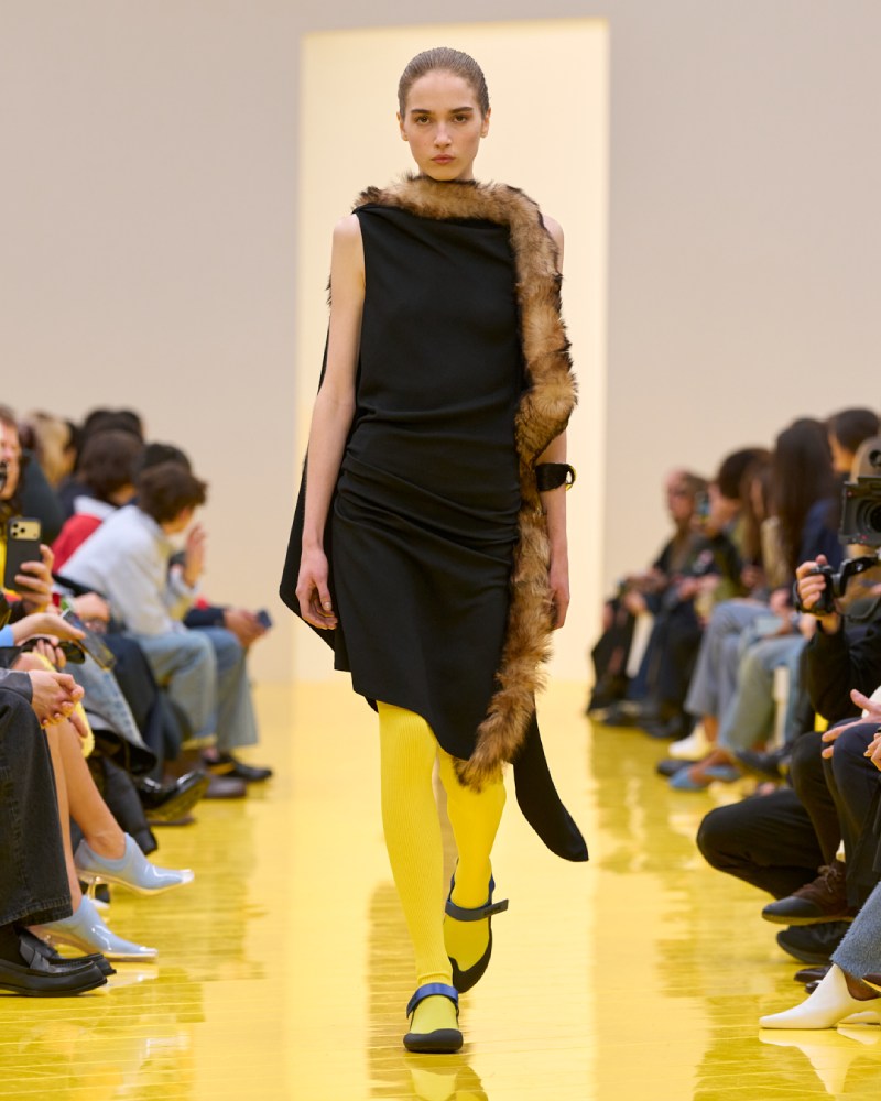 Loewe profundiza en su lo experimental y alegre para fw26