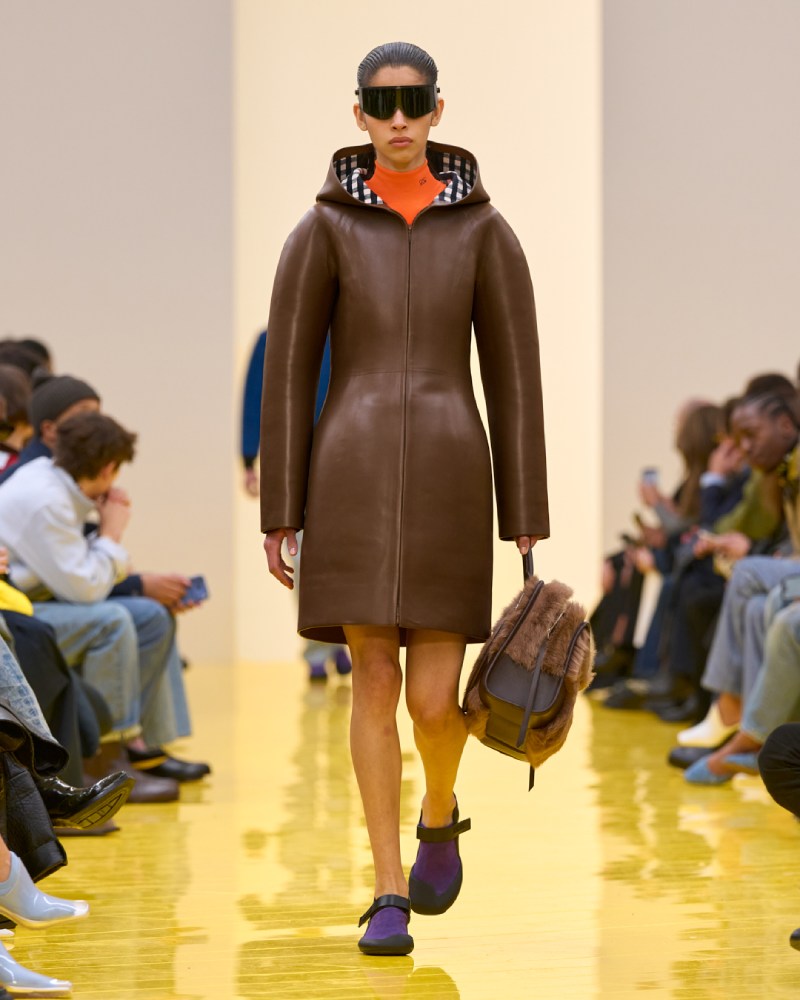 Loewe profundiza en su lo experimental y alegre para fw26