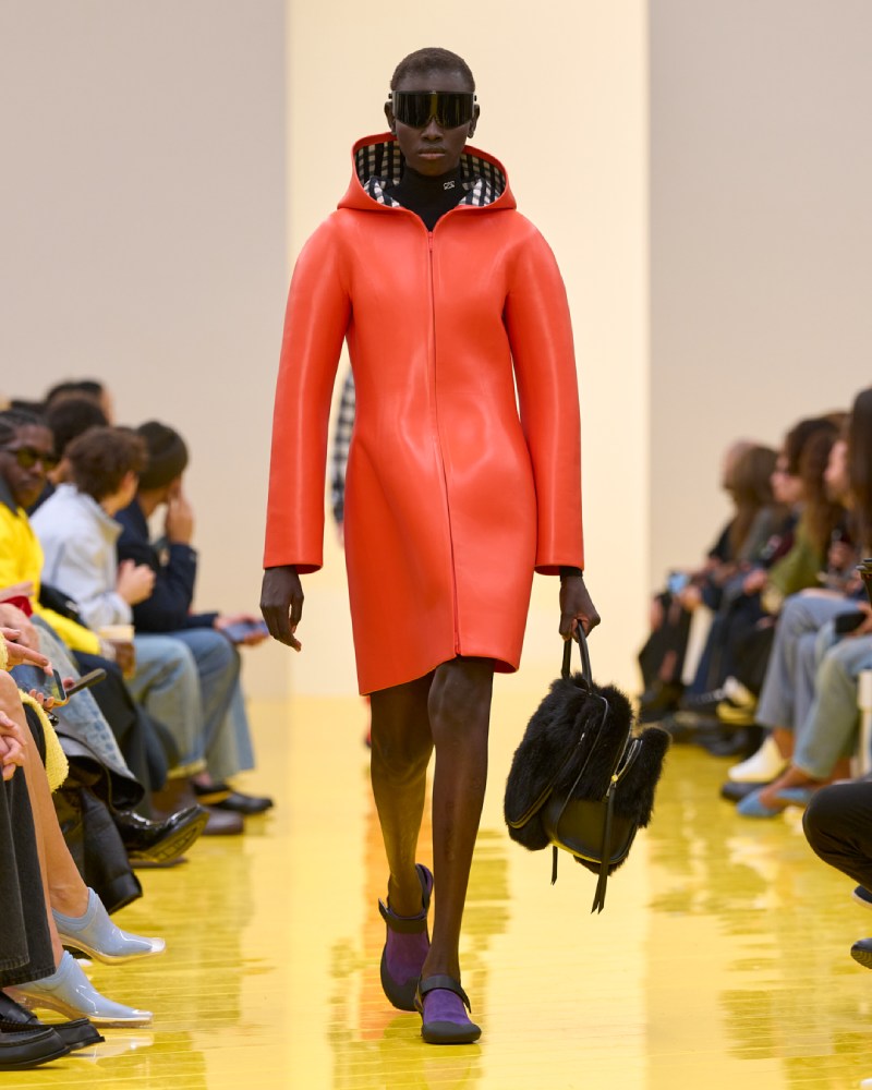 Loewe profundiza en su lo experimental y alegre para fw26