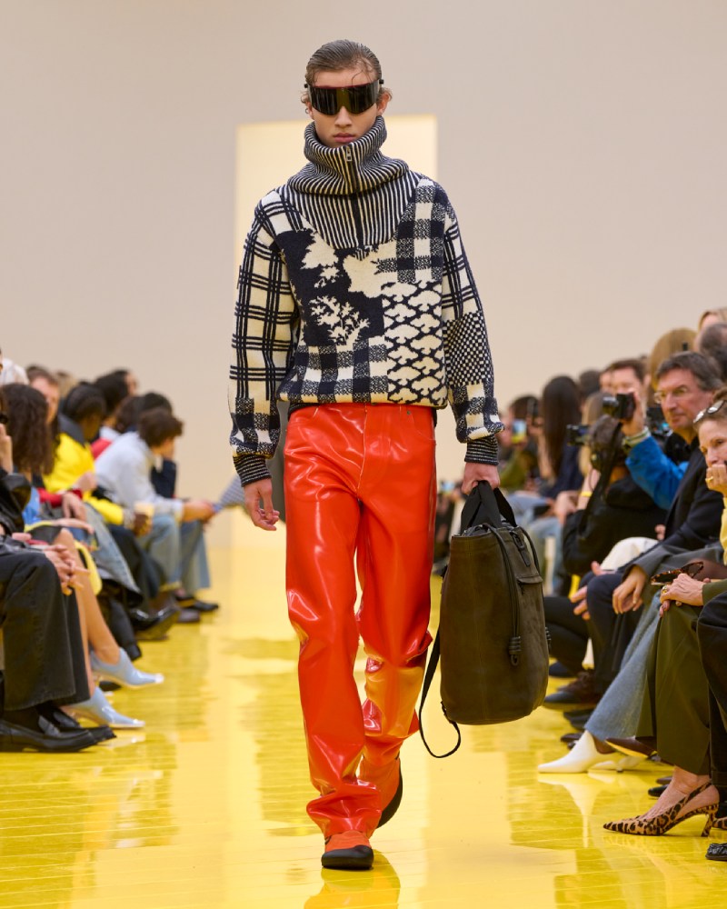 Loewe profundiza en su lo experimental y alegre para fw26