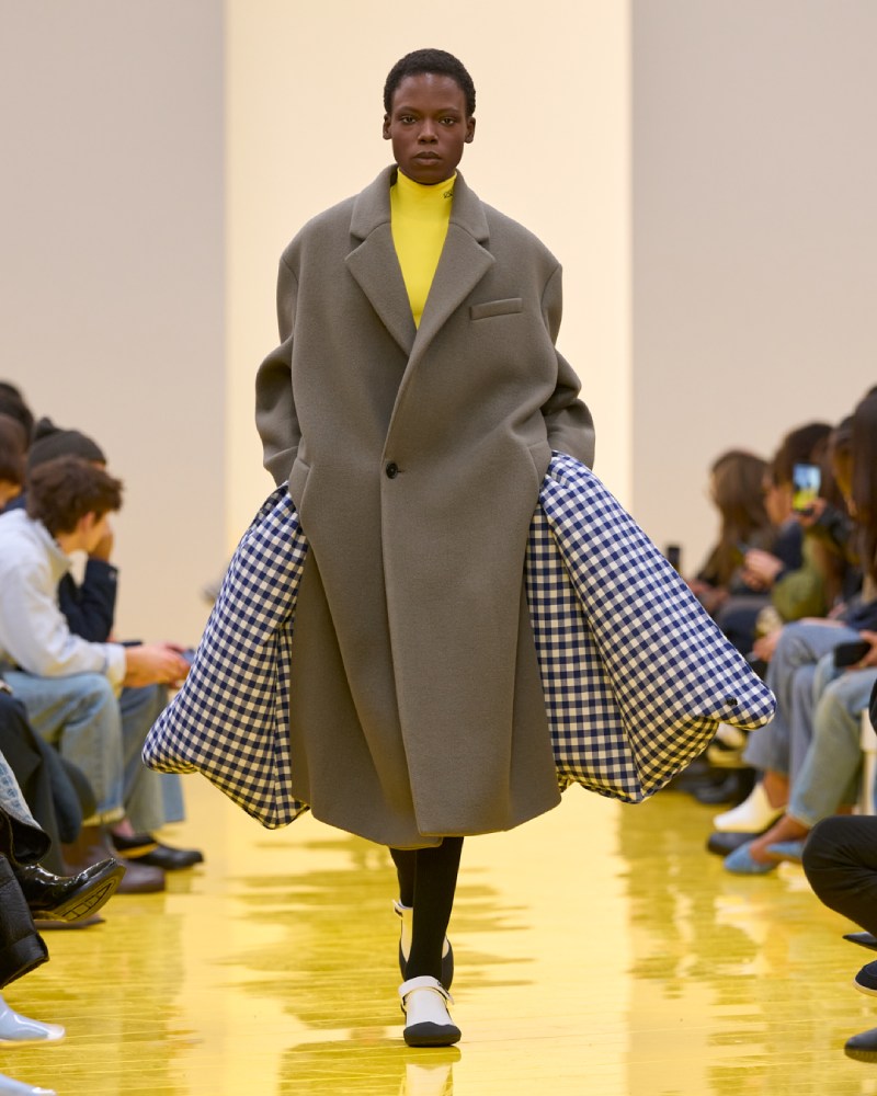 Loewe profundiza en su lo experimental y alegre para fw26