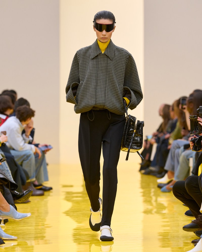 Loewe profundiza en su lo experimental y alegre para fw26