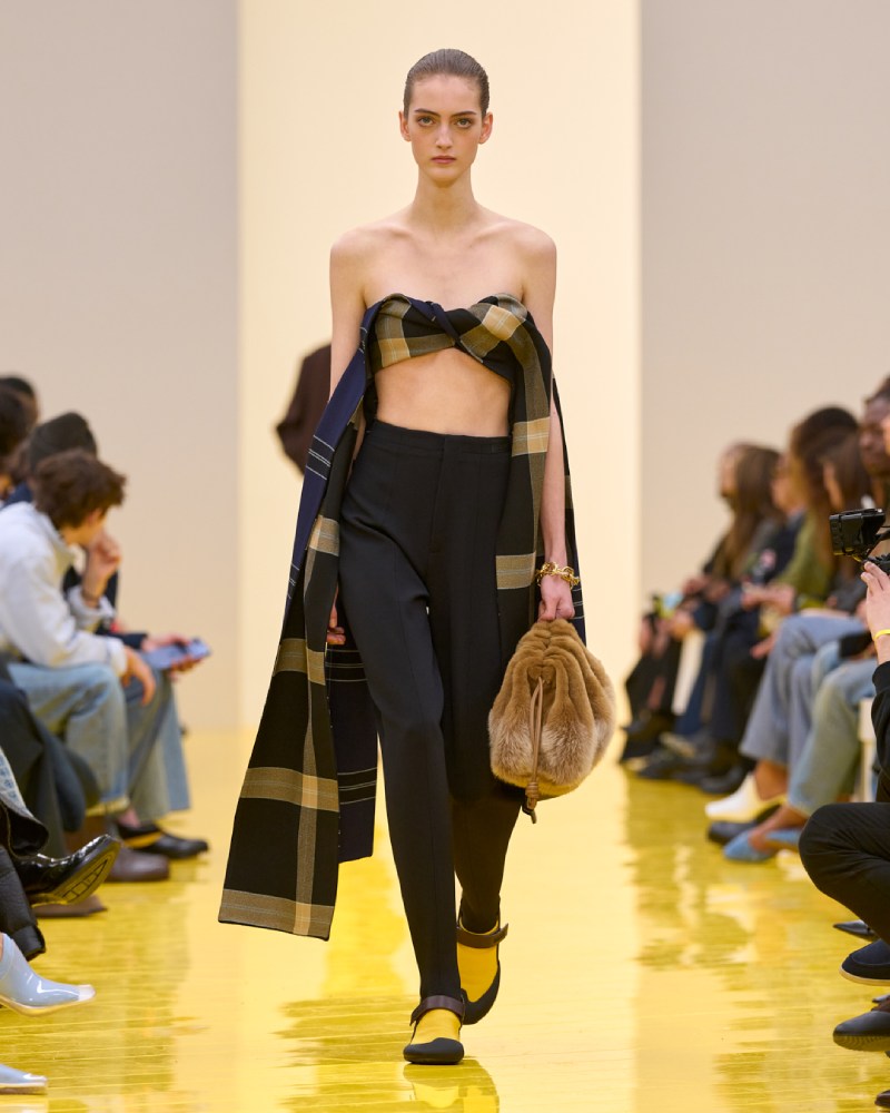 Loewe profundiza en su lo experimental y alegre para fw26