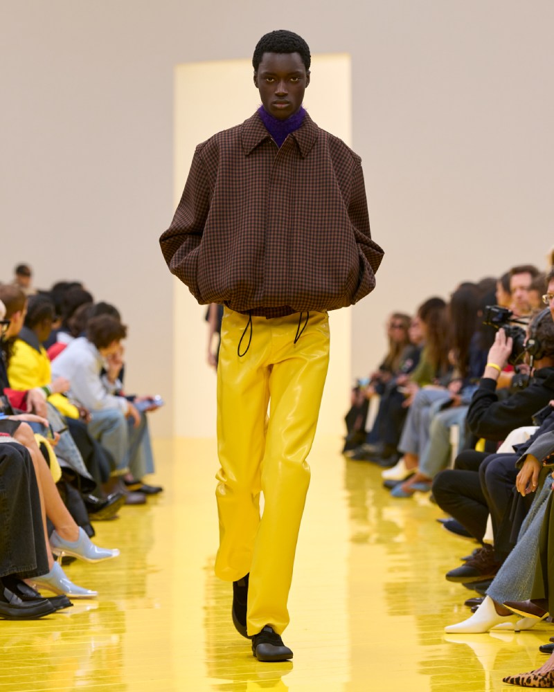 Loewe profundiza en su lo experimental y alegre para fw26