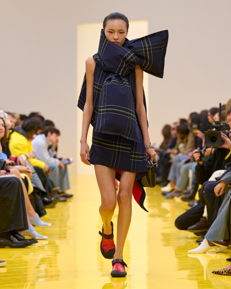Loewe profundiza en su lo experimental y alegre para fw26