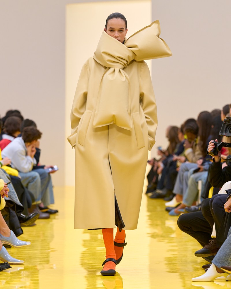 Loewe profundiza en su lo experimental y alegre para fw26