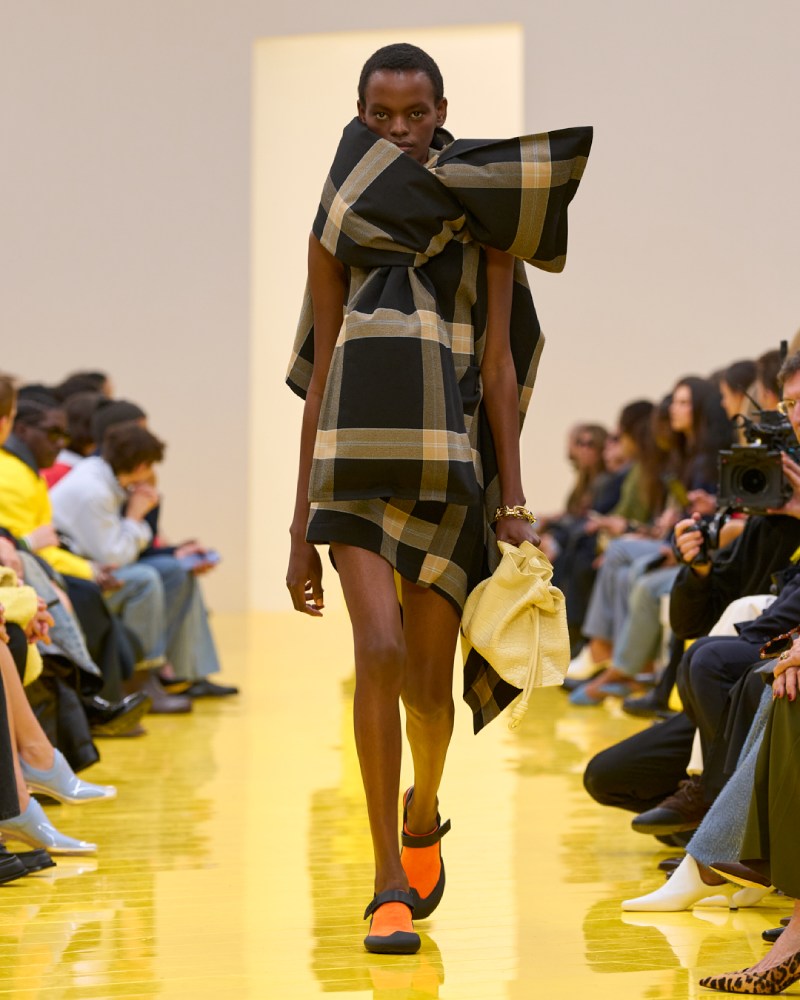 Loewe profundiza en su lo experimental y alegre para fw26