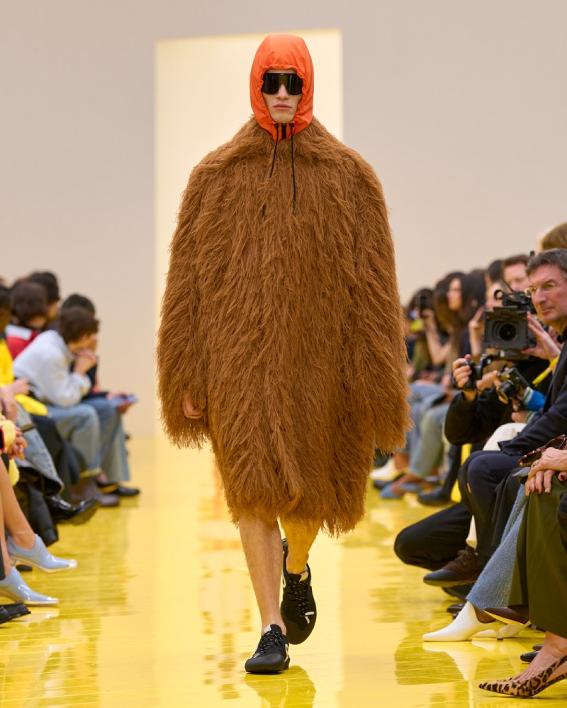 Loewe profundiza en su lo experimental y alegre para fw26