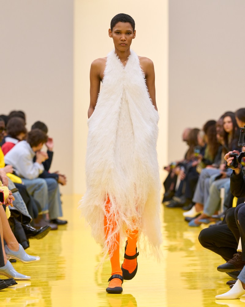 Loewe profundiza en su lo experimental y alegre para fw26