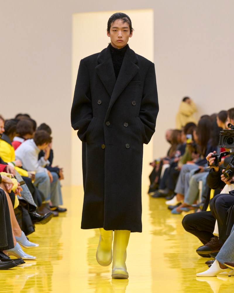 Loewe profundiza en su lo experimental y alegre para fw26