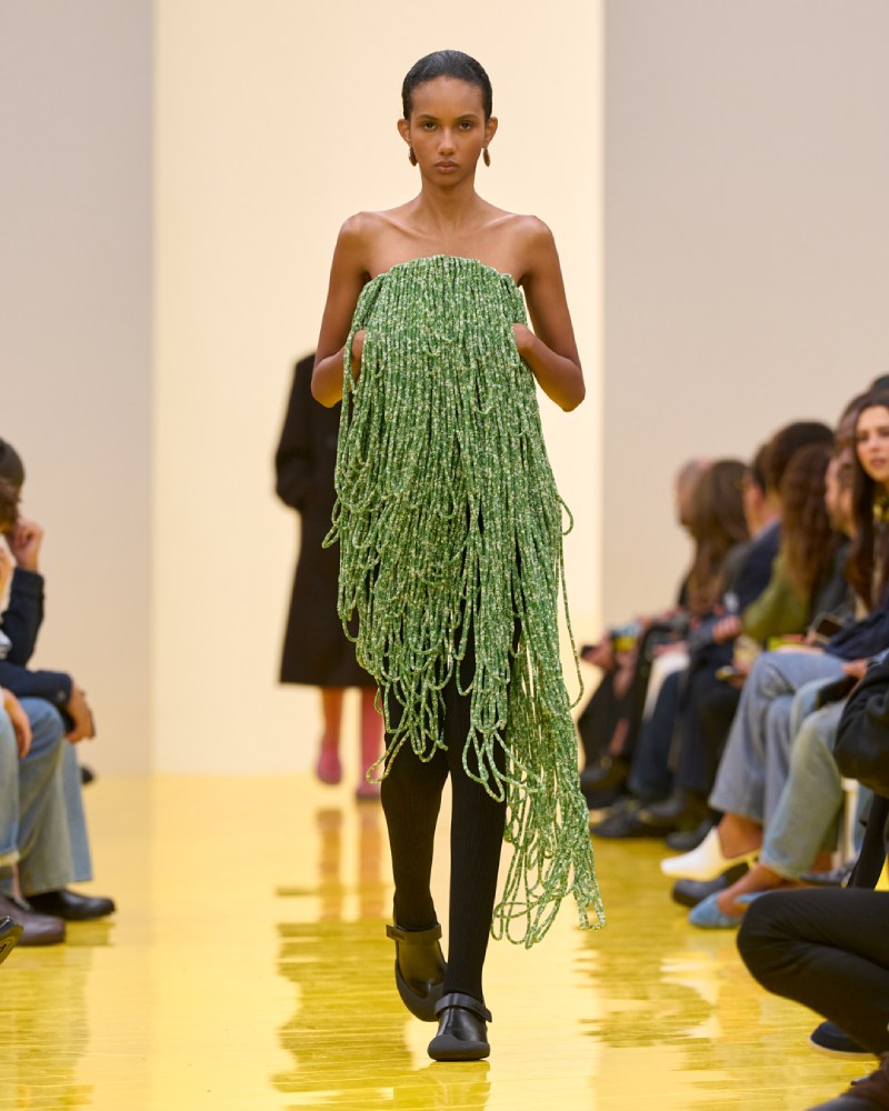 Loewe profundiza en su lo experimental y alegre para fw26