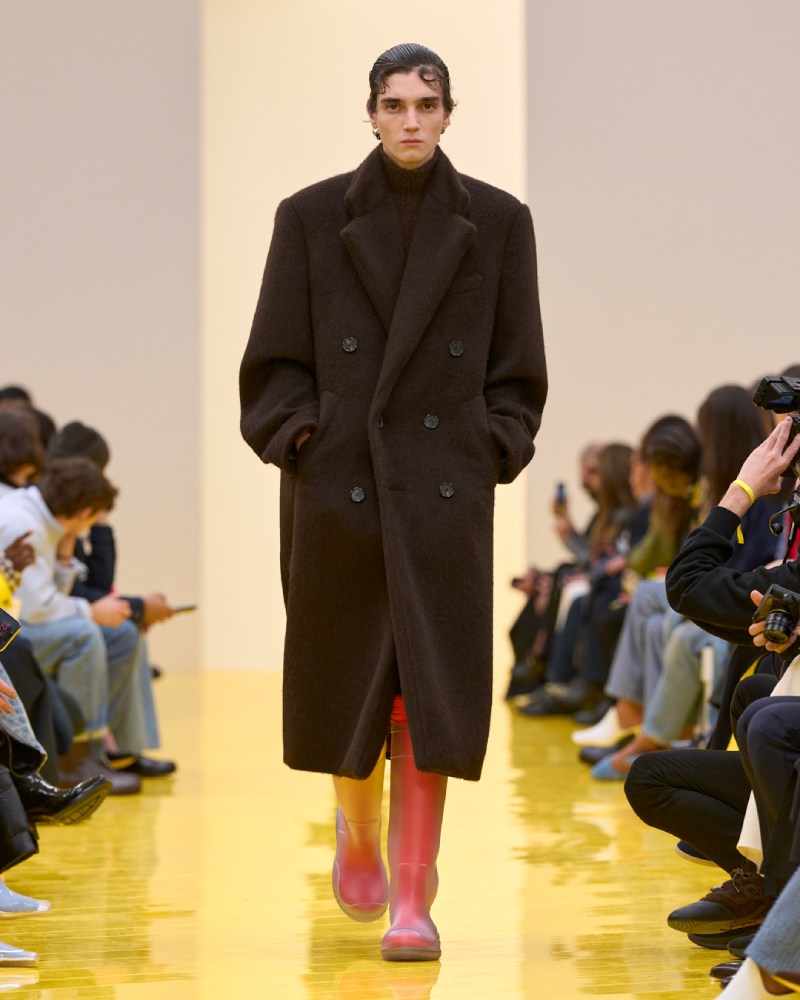 Loewe profundiza en su lo experimental y alegre para fw26