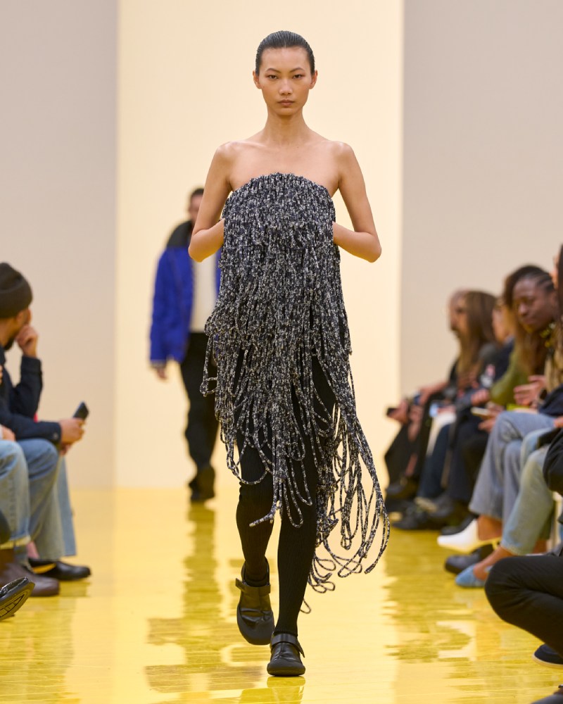 Loewe profundiza en su lo experimental y alegre para fw26