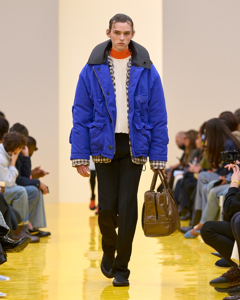 Loewe profundiza en su lo experimental y alegre para fw26