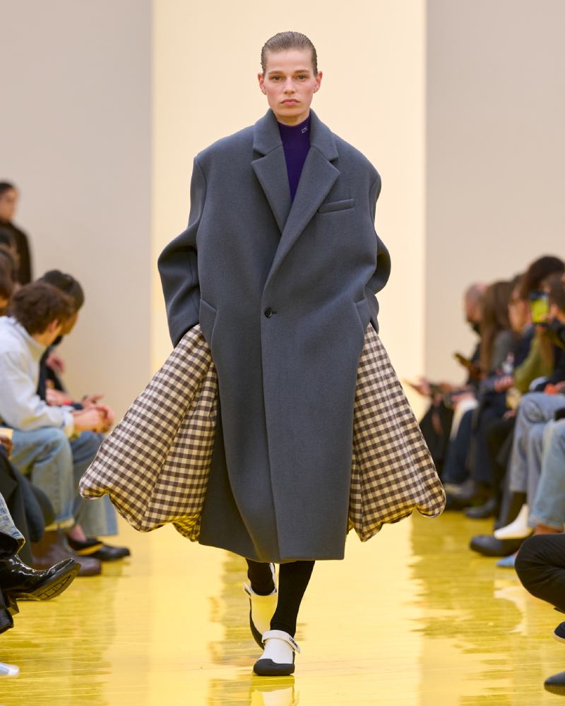 Loewe profundiza en su lo experimental y alegre para fw26
