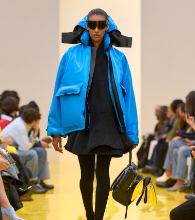 Loewe profundiza en su lo experimental y alegre para fw26