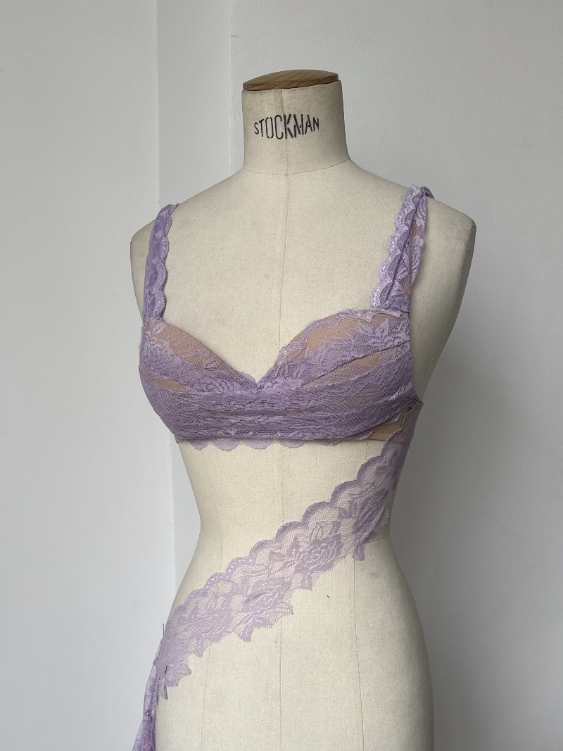 Onrush firma el look de encaje hot pink de Bad Gyal