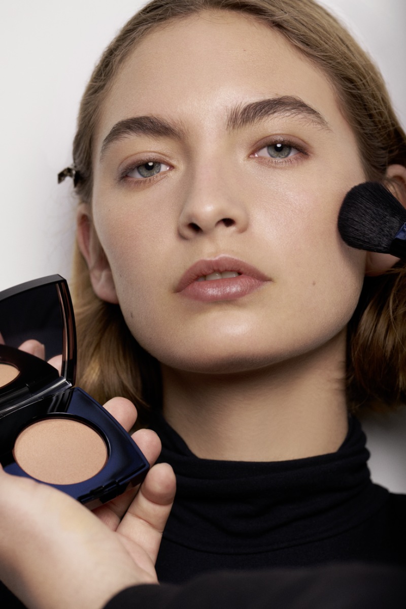 En otoño, Chanel dice lavanda en los ojos y piel natural