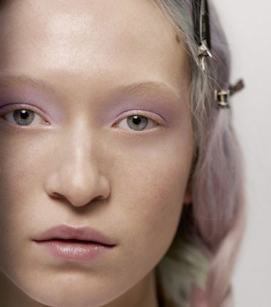 En otoño, Chanel dice lavanda en los ojos y piel natural