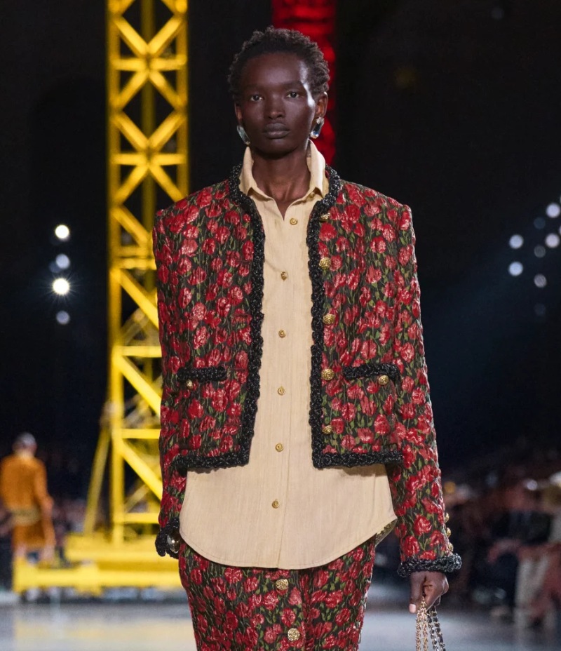 En otoño, Chanel dice lavanda en los ojos y piel natural