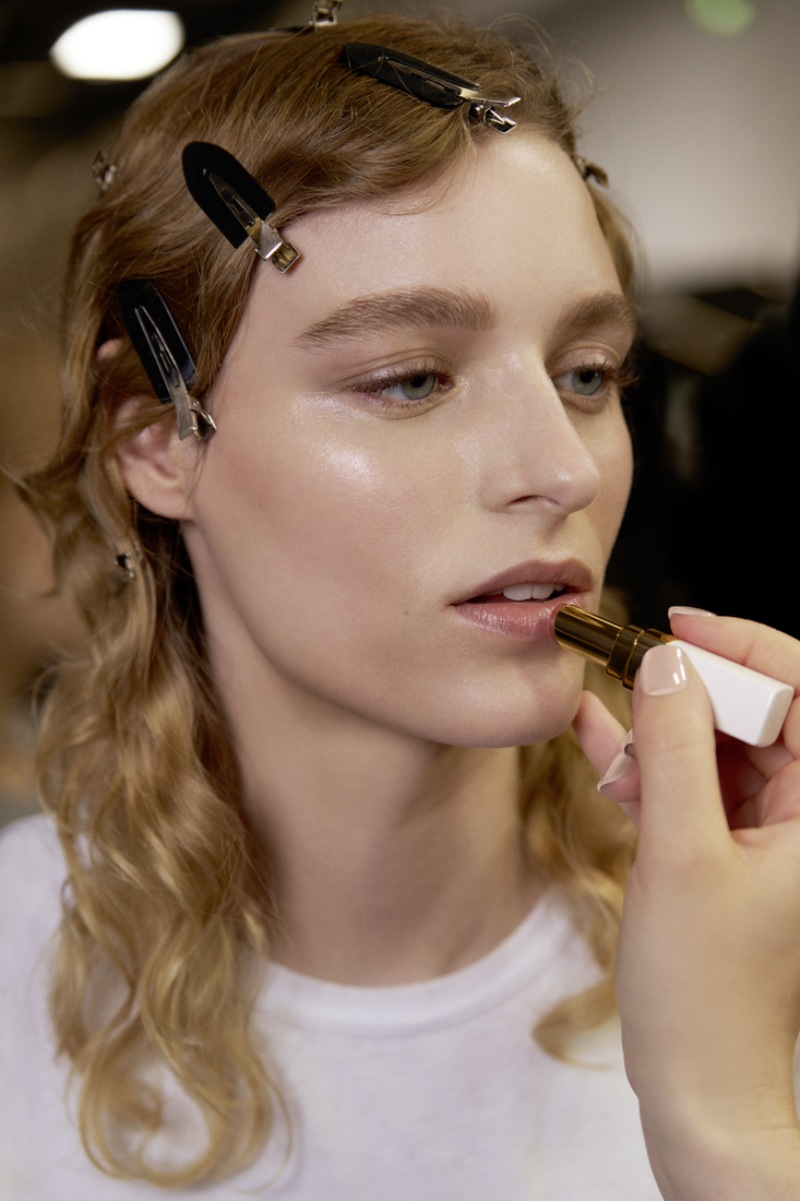 En otoño, Chanel dice lavanda en los ojos y piel natural