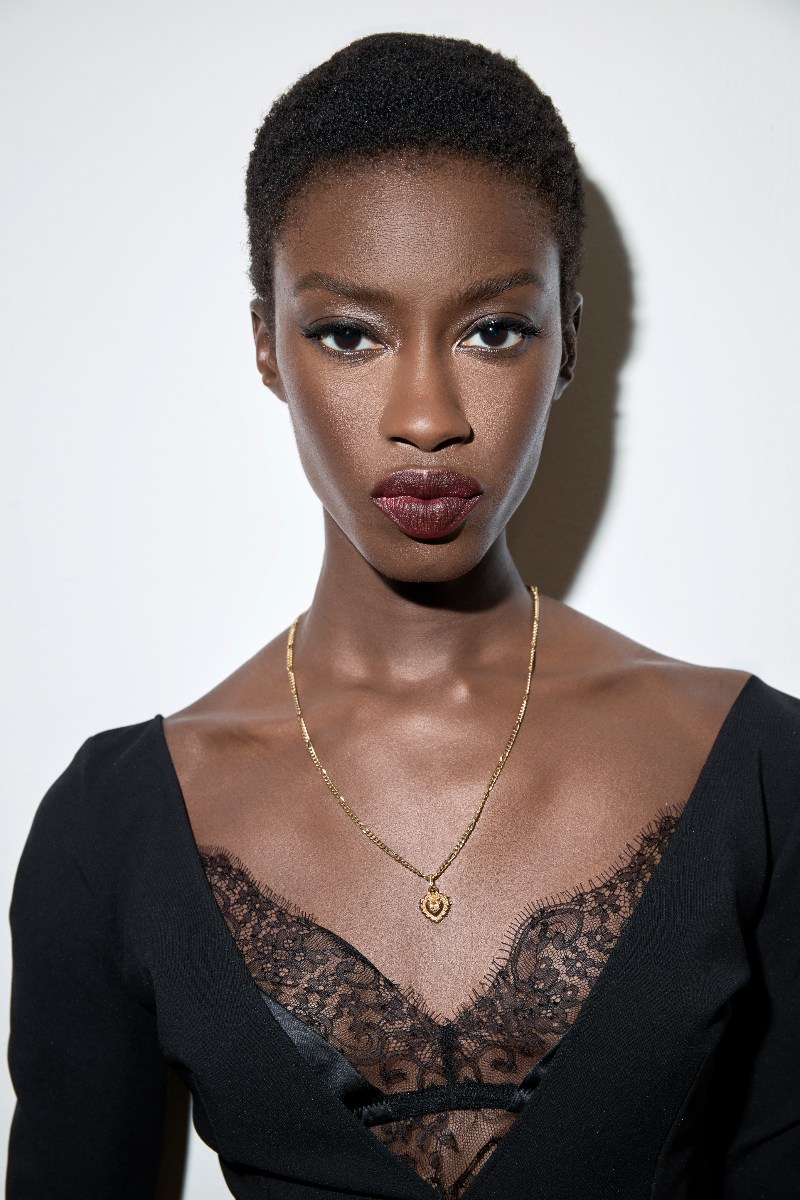 La mujer siciliana de Dolce & Gabbana luce labios rojos