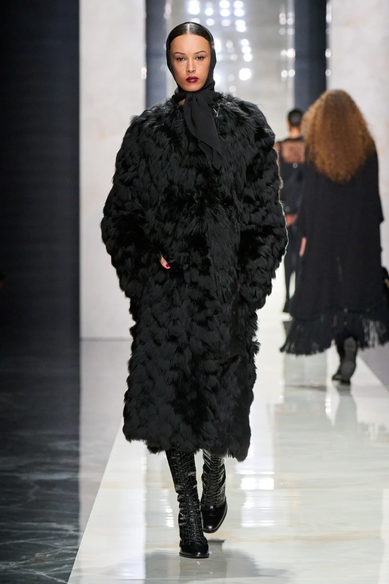 La mujer siciliana de Dolce & Gabbana luce labios rojos