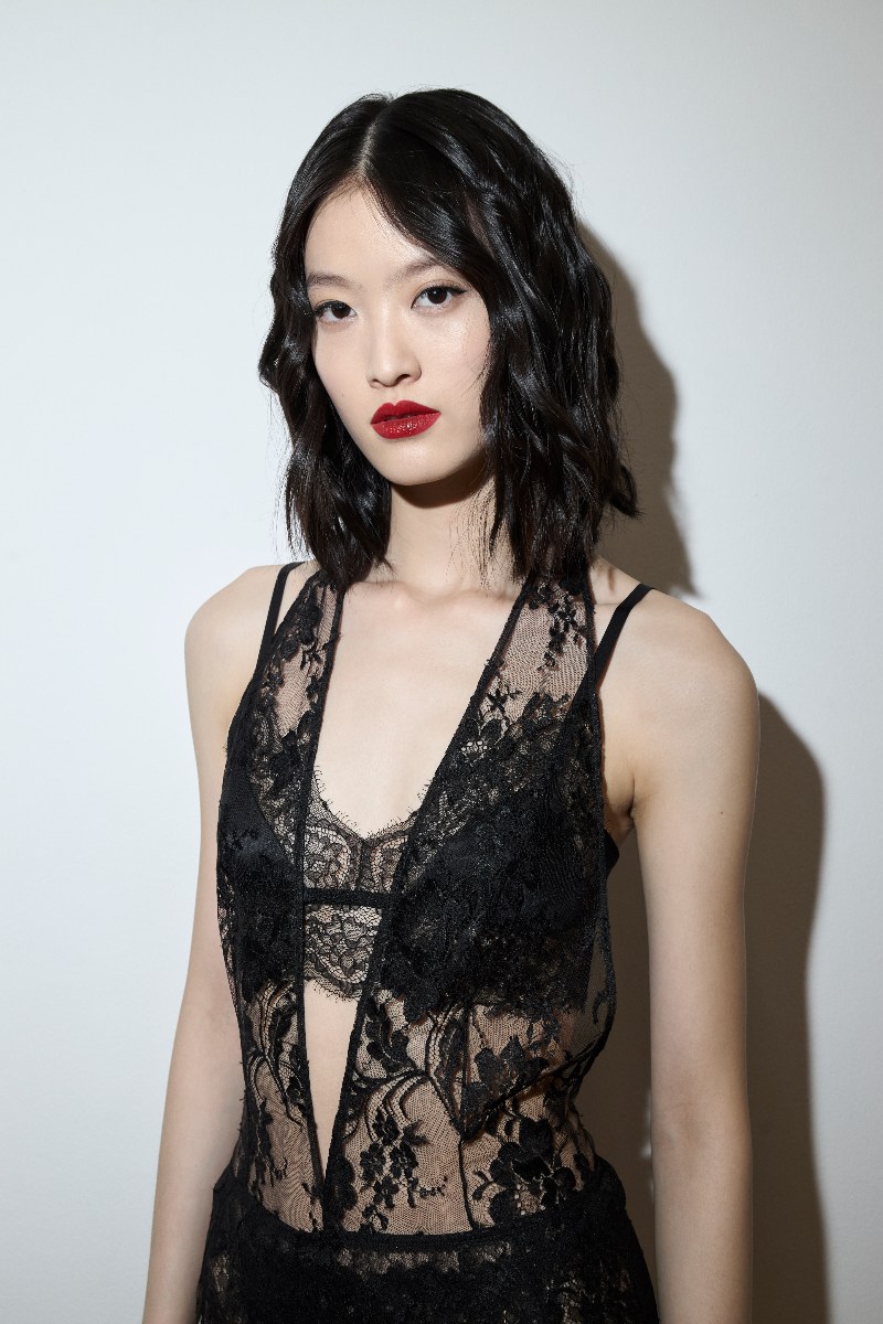 La mujer siciliana de Dolce & Gabbana luce labios rojos