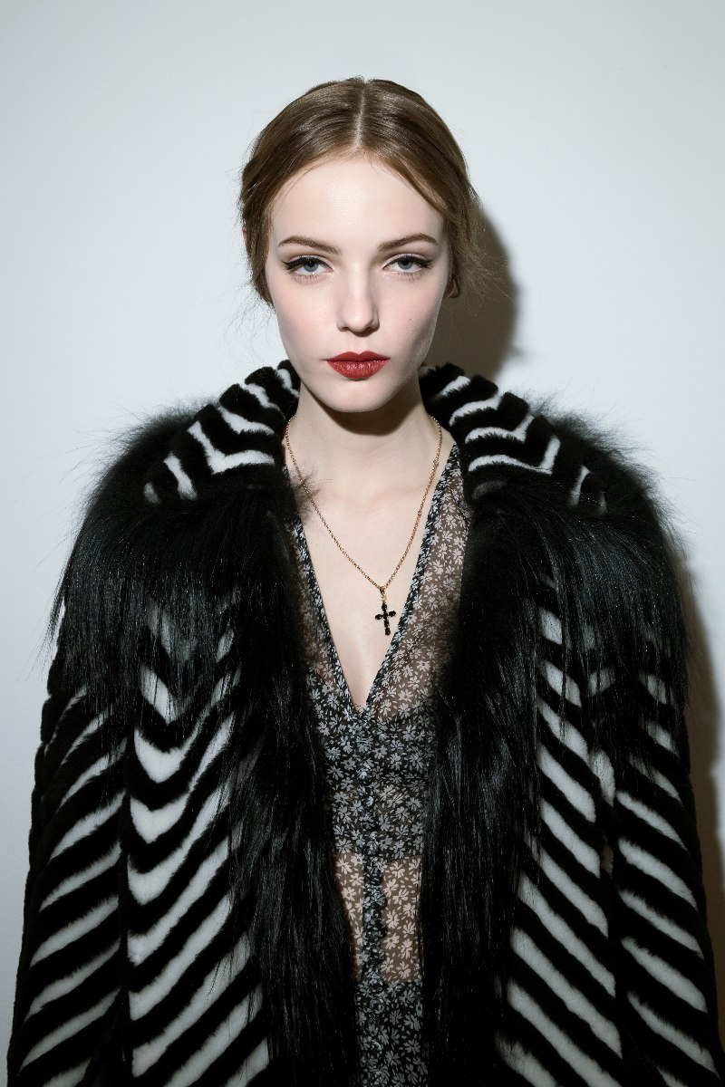 La mujer siciliana de Dolce & Gabbana luce labios rojos