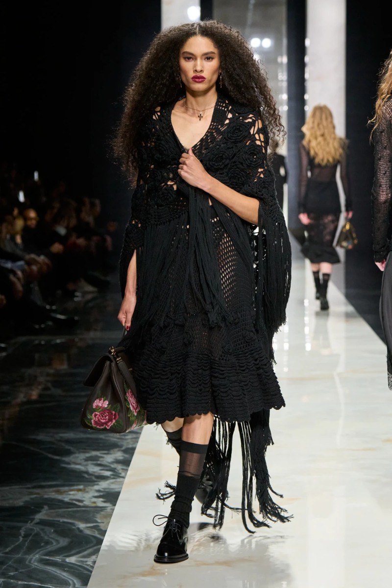 La mujer siciliana de Dolce & Gabbana luce labios rojos