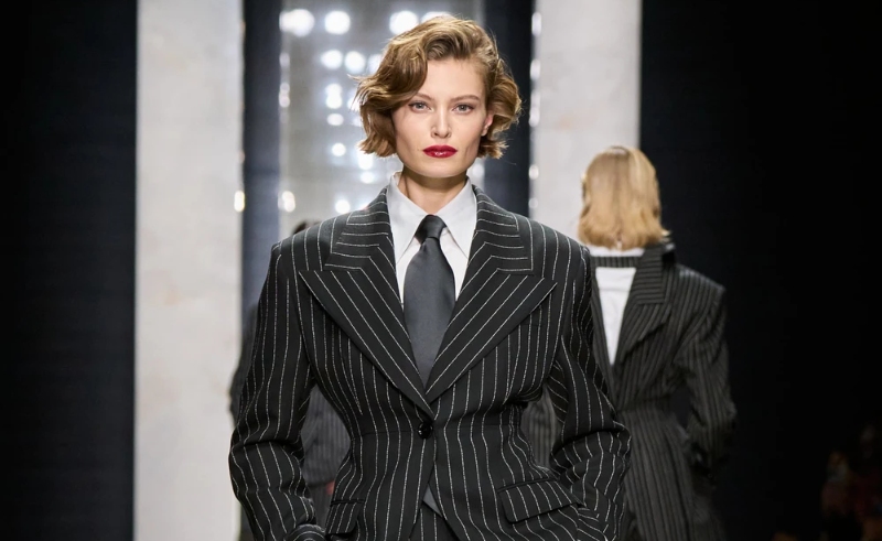 La mujer siciliana de Dolce & Gabbana luce labios rojos