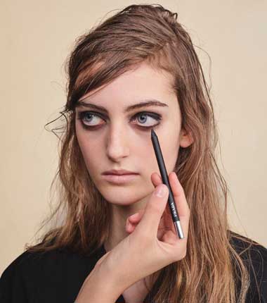 Volverás a ser grunge con labios nude, gracias a Prada