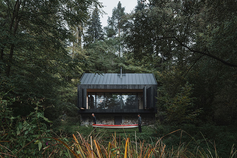 Mimosa Architects reconstruye una cabaña frente al río