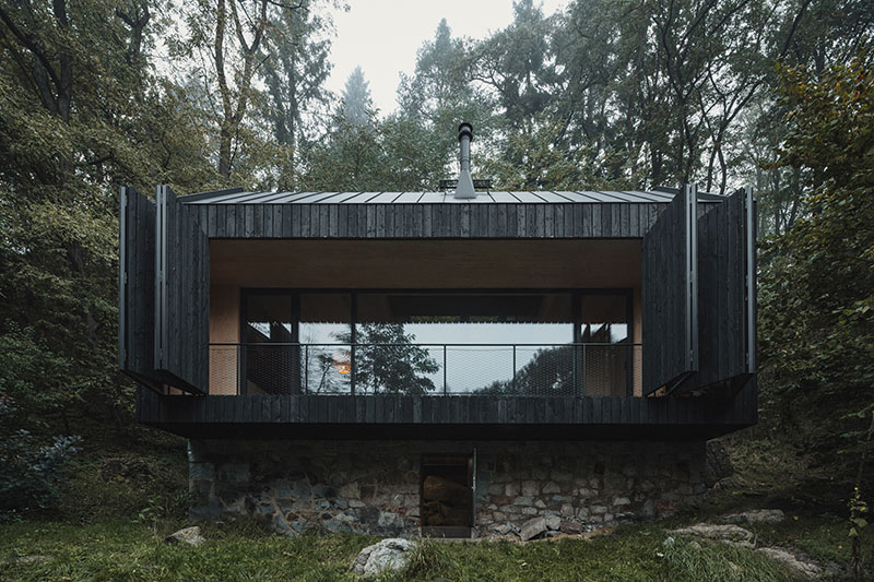 Mimosa Architects reconstruye una cabaña frente al río