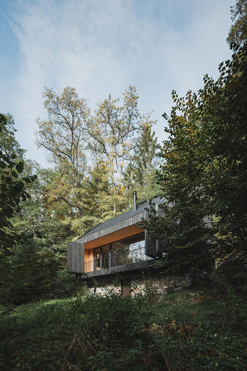 Mimosa Architects reconstruye una cabaña frente al río